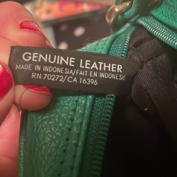 Liz Claiborne Crossbody or shoulder purse Adds a Great pop of green. Gold metal. - Picture 16 of 17